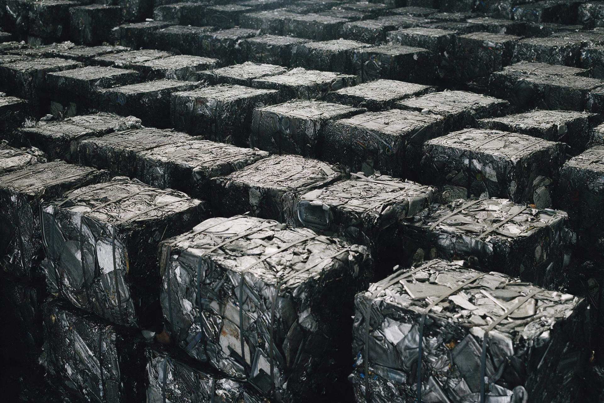 Balles de ferraille compactées dans un centre de recyclage