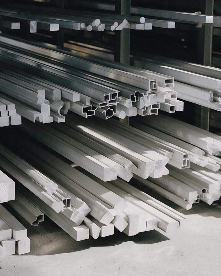 Profilés et barres en aluminium rangés sur un rack
